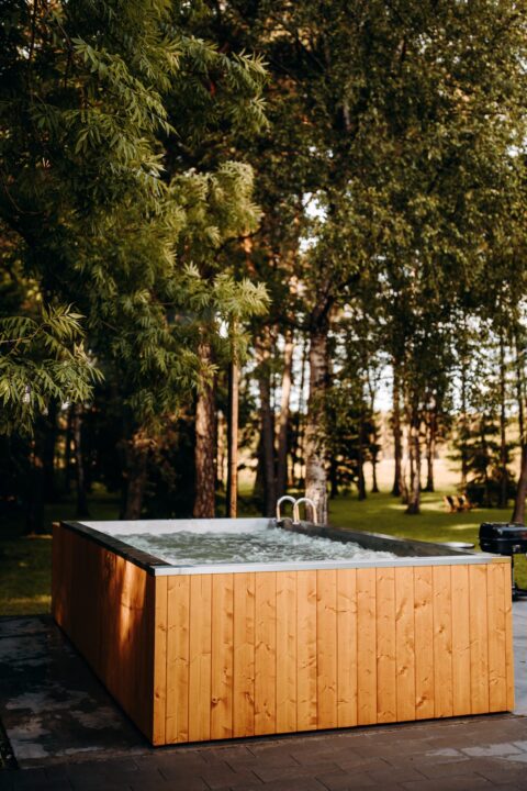 Ogrodowe jacuzzi wśród drzew w Ostoi Borucza o zachodzie słońca